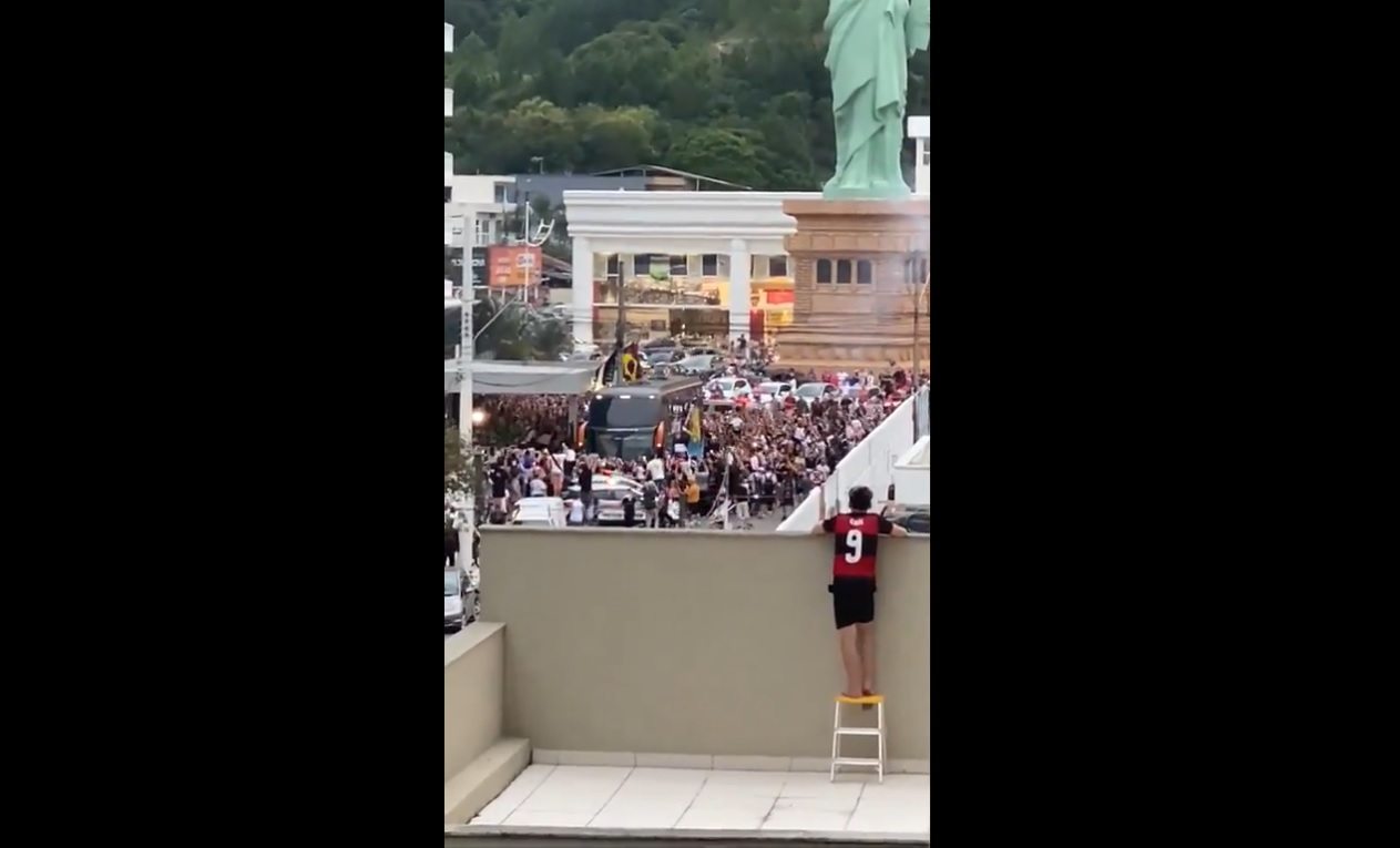 Flamenguista acompanha festa da torcida do Vasco em Itajaí-SC