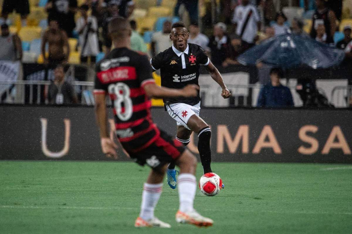 Léo em clássico contra o Flamengo