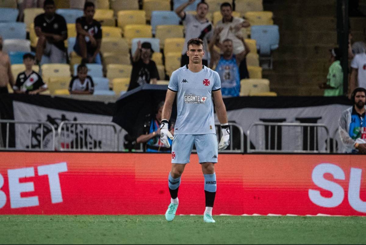 Léo Jardim em ação pelo Vasco contra o Fluminense