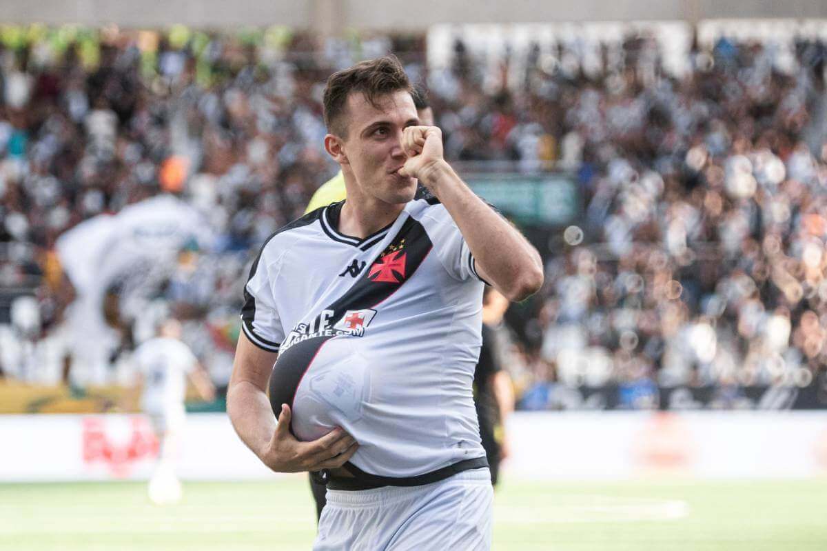 Lucas Piton comemorando gol contra o Botafogo