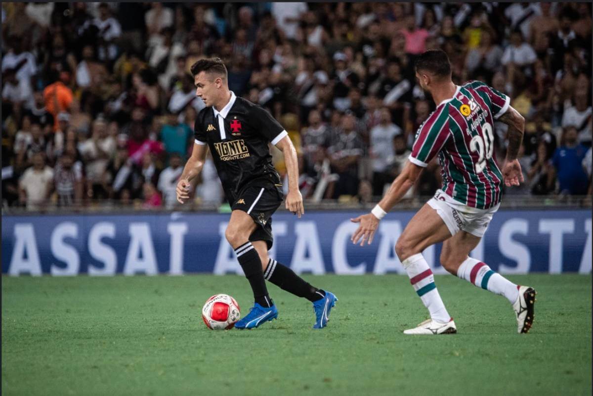 Lucas Piton em ação contra o Fluminense