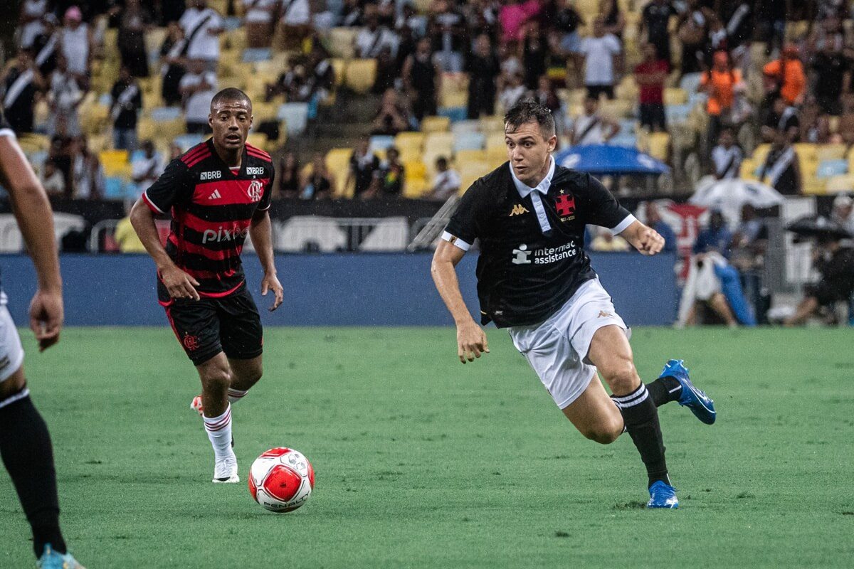 Lucas Piton em ação pelo Vasco contra o Flamengo