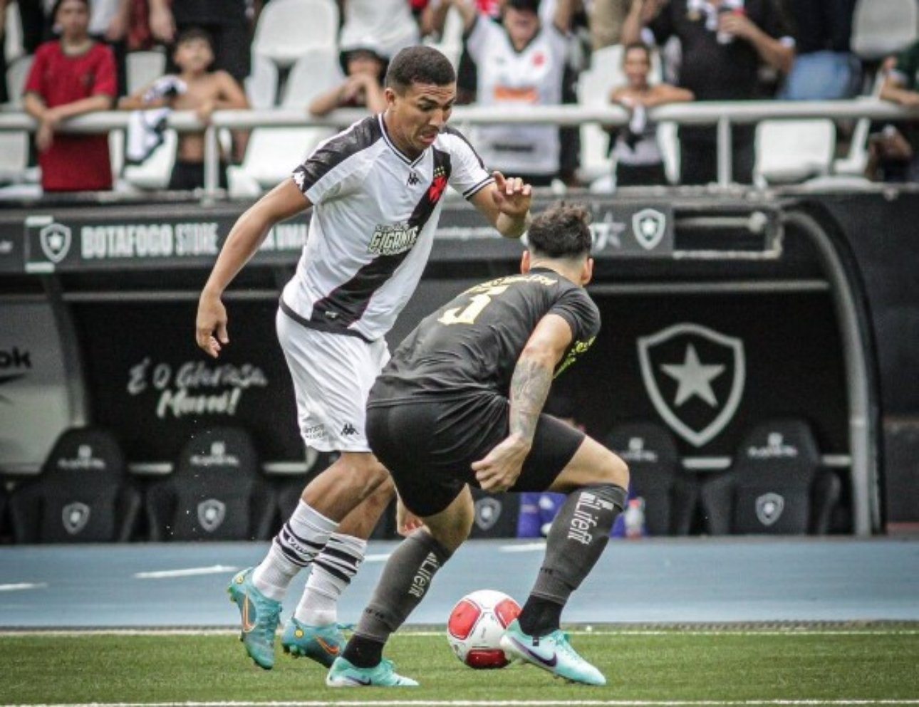 Mateus Carvalho pelo Vasco contra o Botafogo