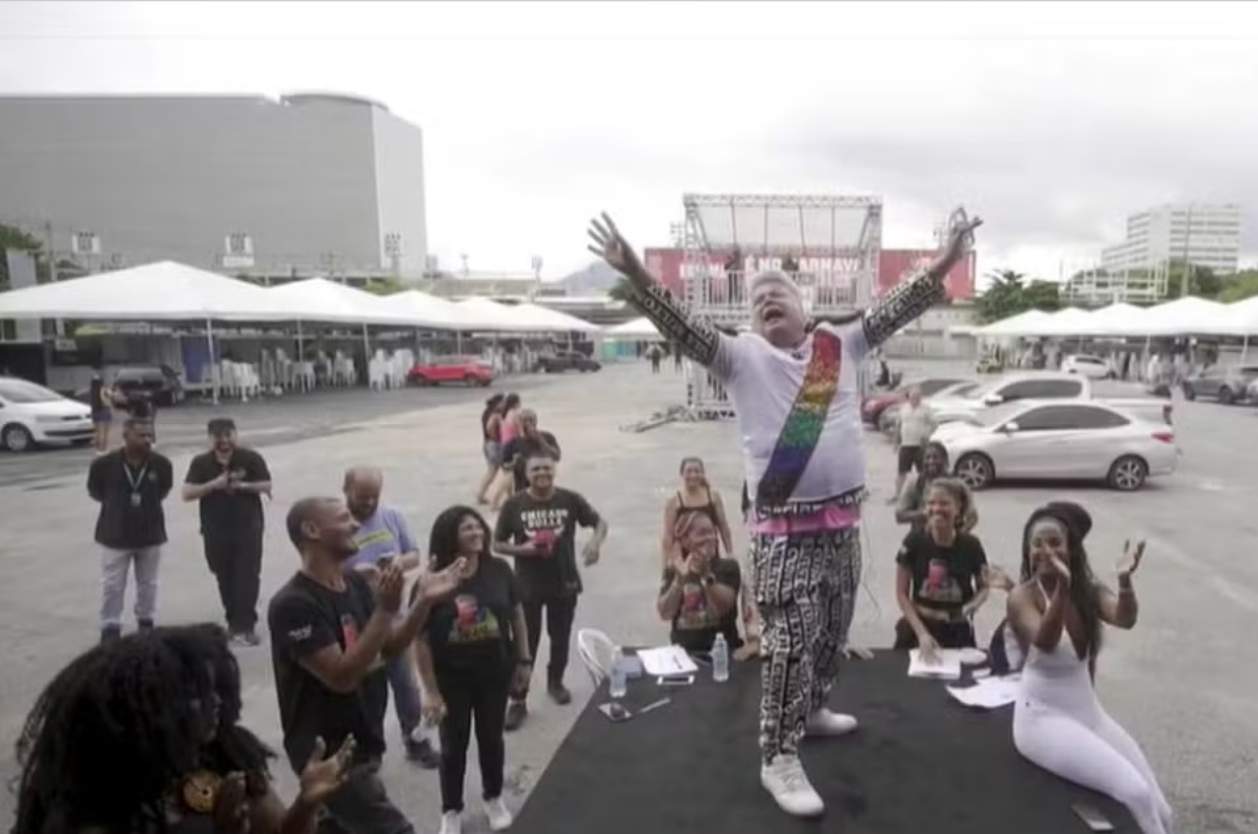 Carnavalesco Milton Cunha Ganha Camisa Personalizada Do Vasco Assista Vasco Not Cias