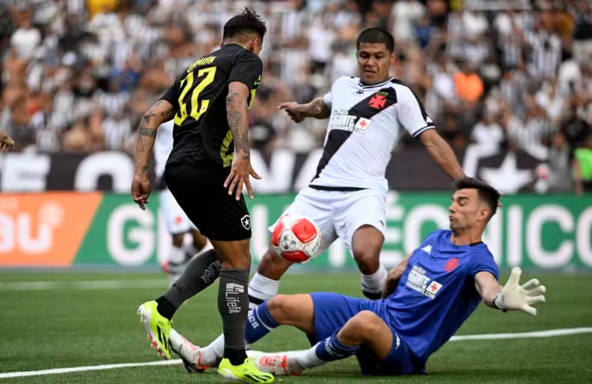 Rojas e Léo Jardim em jogo contra o Botafogo