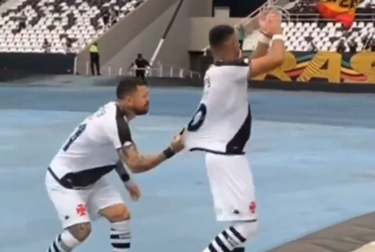 Rossi evitando que Payet, desatento, pise em escudo do Botafogo