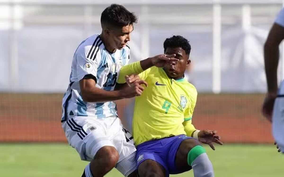 Sforza marcando Endrick em Brasil x Argentina