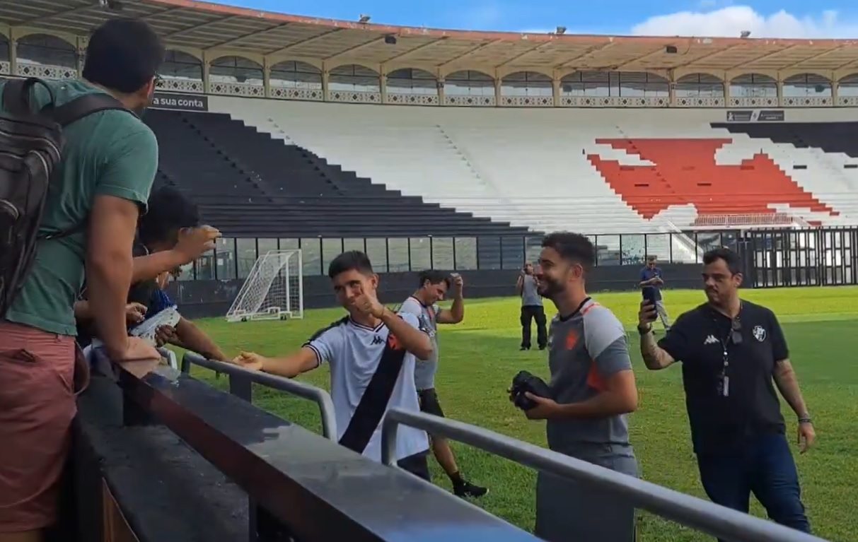 Juan Sforza atende a torcedores em São Januário