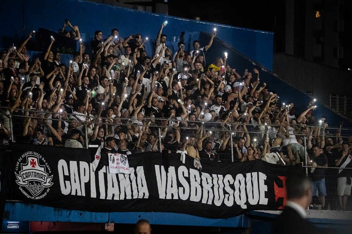 Torcida do Vasco em jogo contra o Marcílio Dias