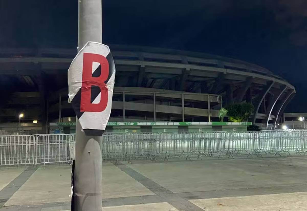 Tricolores provocam o Vasco com faixa no Maracanã