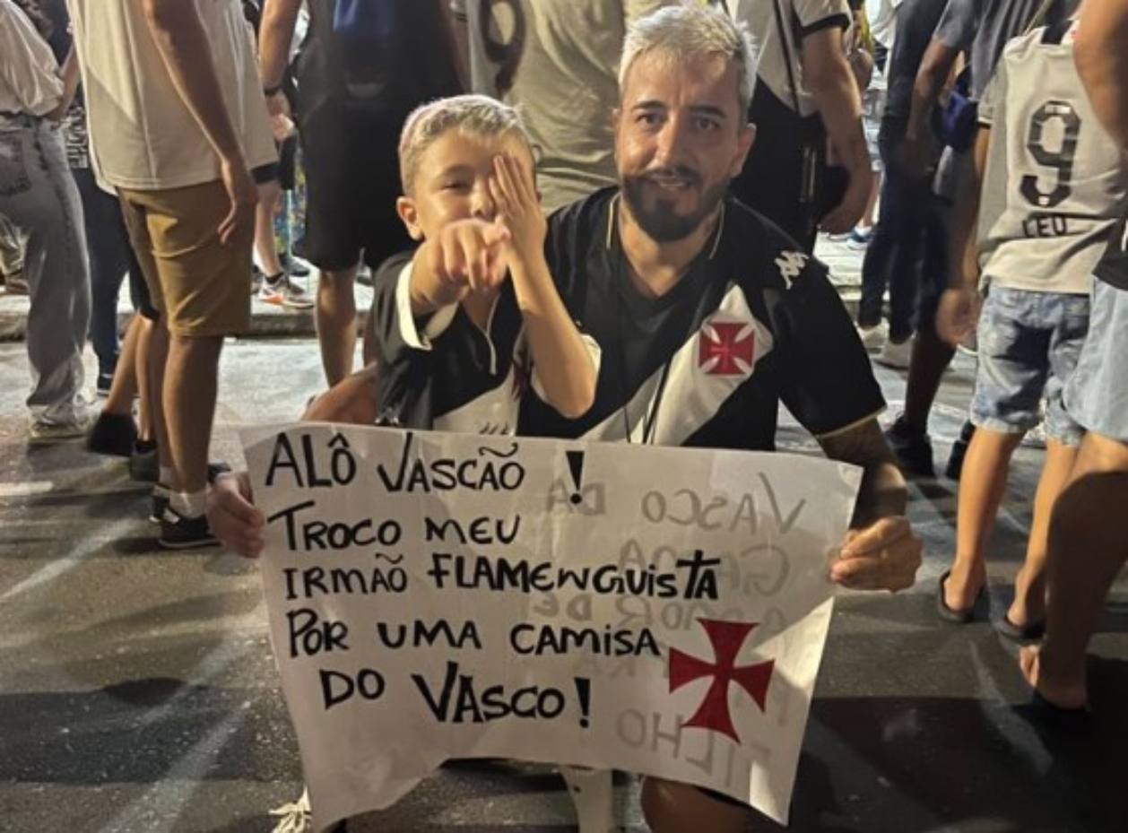 Torcedor leva cartaz em que diz trocar o irmão flamenguista por camisa do Vasco