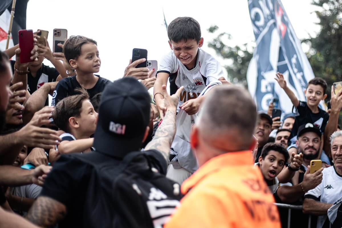 Pequeno vascaíno emocionado em Vitória