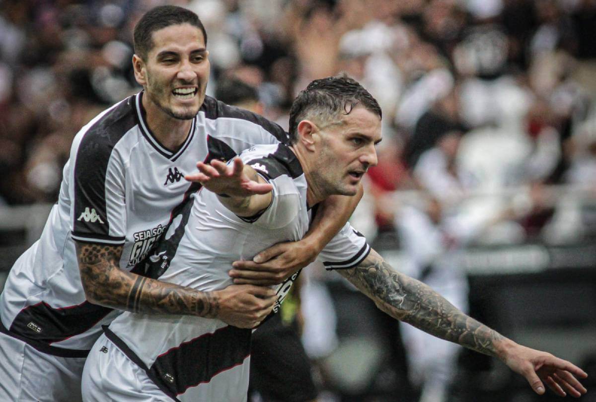 Vegetti e Praxedes comemorando gol contra o Botafogo
