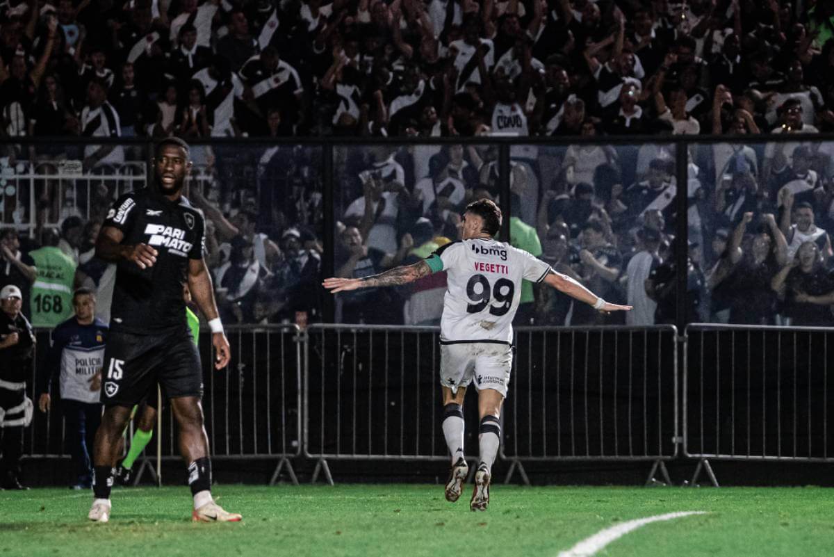 Vegetti comemorando gol contra o Botafogo