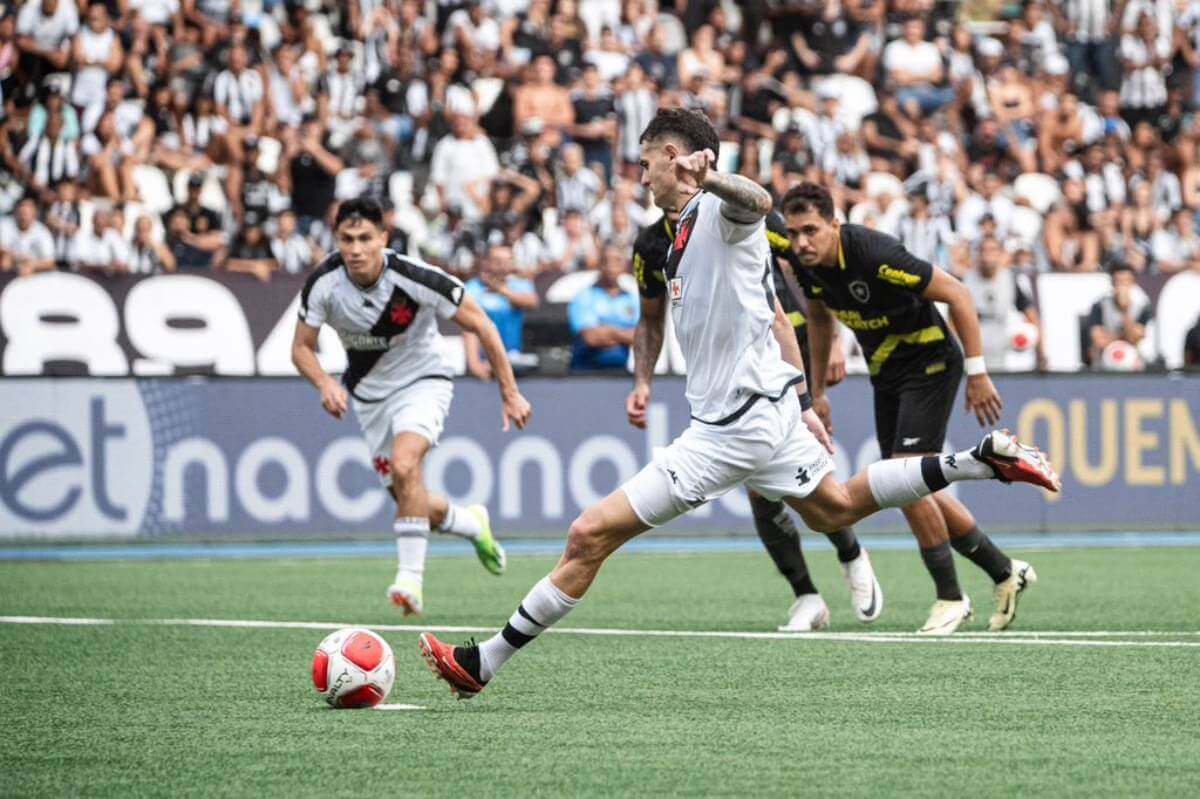 Vegetti batendo pênalti contra o Botafogo