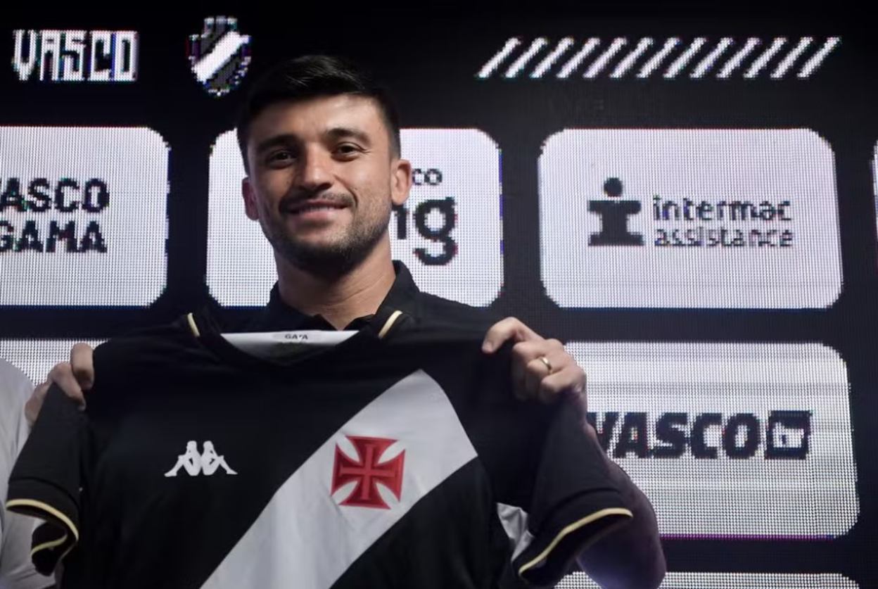 Victor Luís na apresentação pelo Vasco