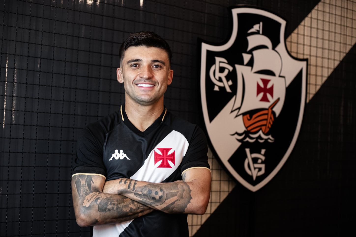 Victor Luís com a camisa do Vasco