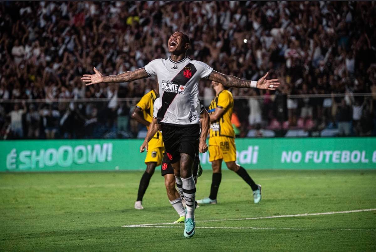 Zé Gabriel comemorando gol contra o Volta Redonda