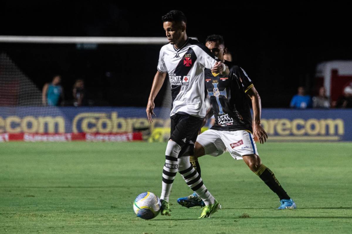 Adson em jogo contra o Água Santa-SP