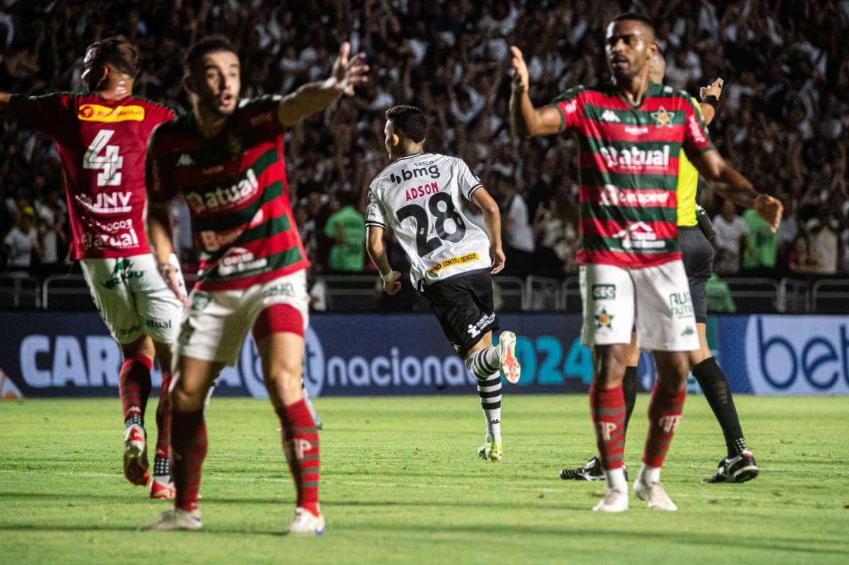 Adson em ação pelo Vasco contra a Portuguesa-RJ