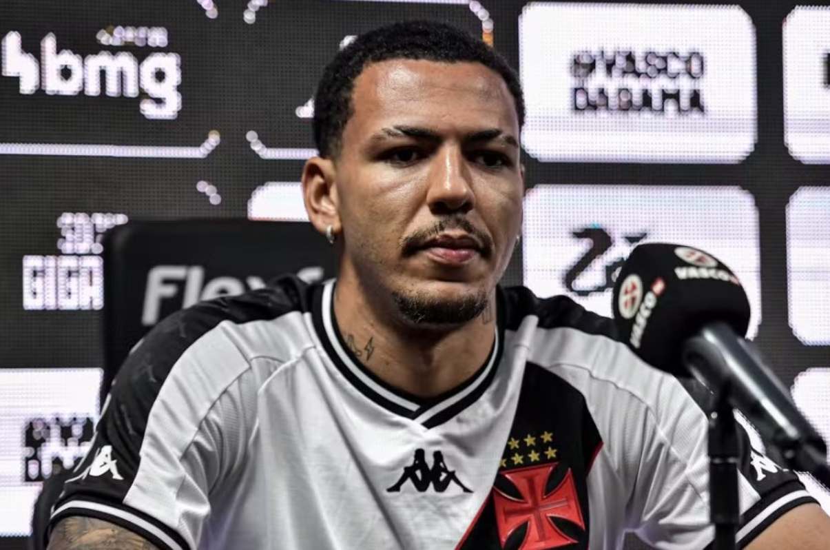 Clayton Silva é apresentado pelo Vasco