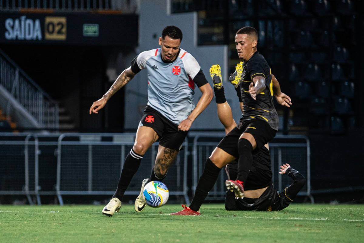 Clayton em jogo-treino contra o Volta Redonda