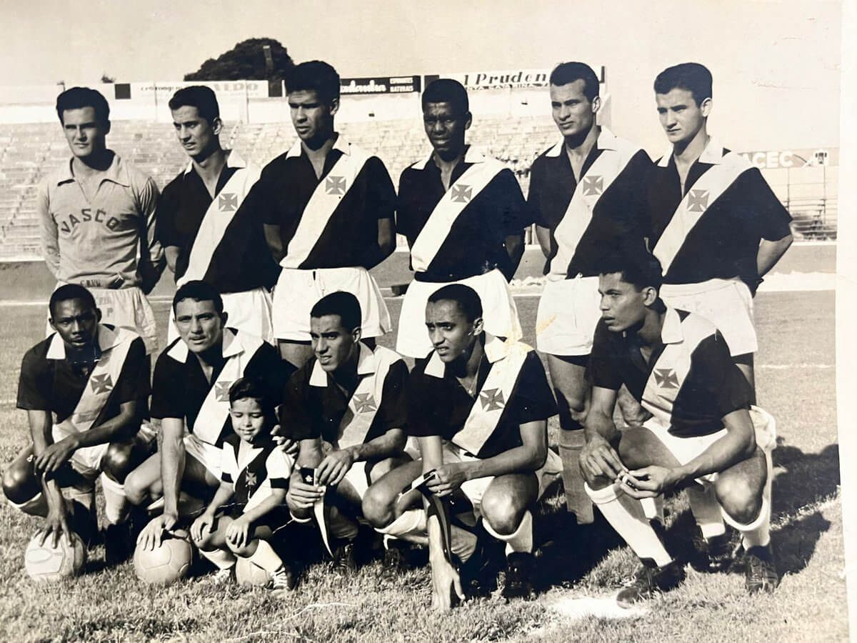 Edilson Rodrigues Vieira (primeiro em pé à direita) e time do Vasco em 1960