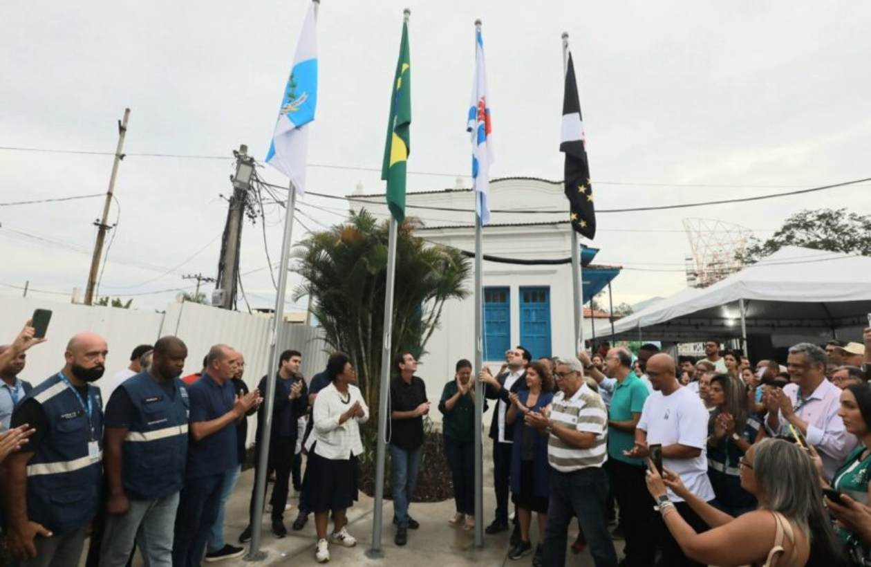 Eduardo Paes hasteia bandeira do Vasco em Realengo
