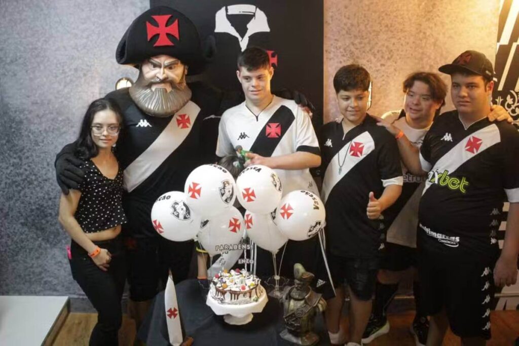 Enzo com os amigos em sua festa em São Januário