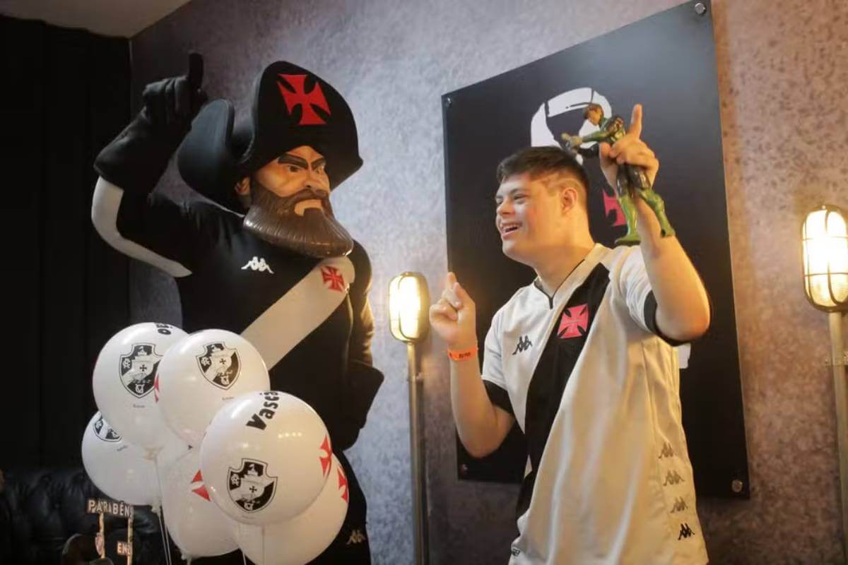 Enzo e o mascote do Vasco