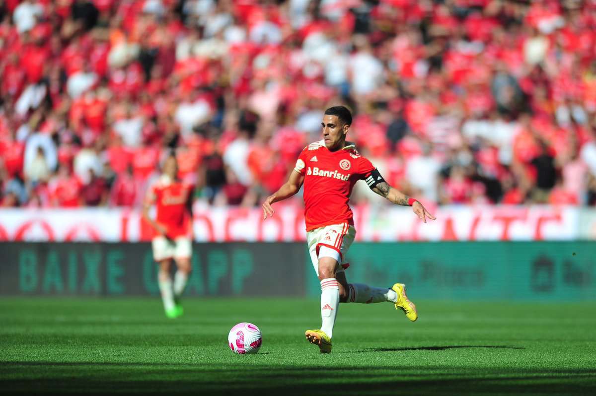 Gabriel com a camisa do Internacional