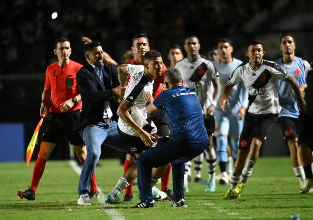 Emiliano Diaz tenta segurar João Victor durante confusão