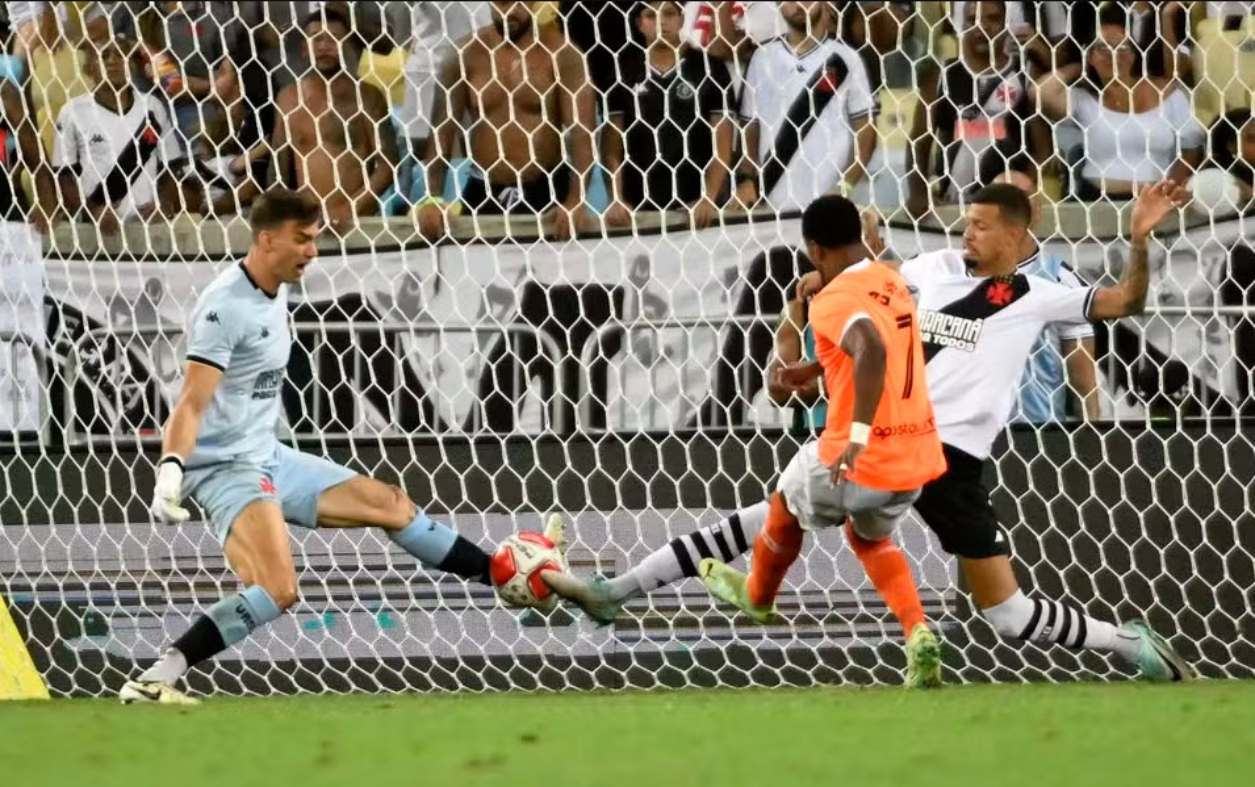 Léo Jardim salva em cima da linha contra o Nova Iguaçu