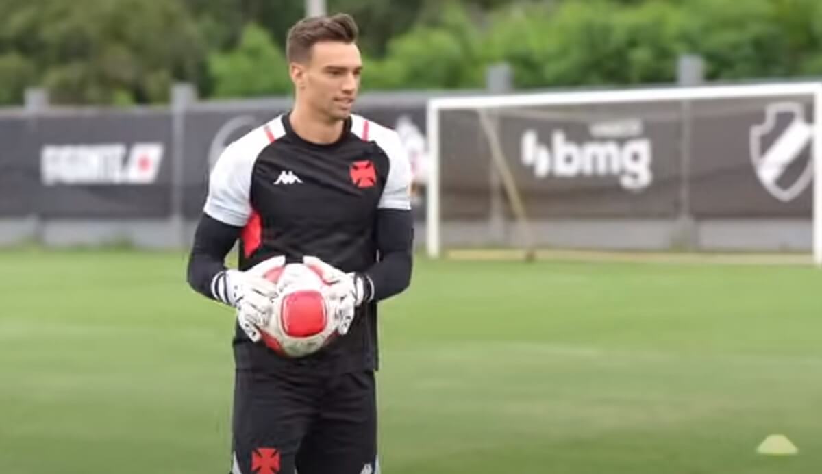 Léo Jardim treinando pelo Vasco