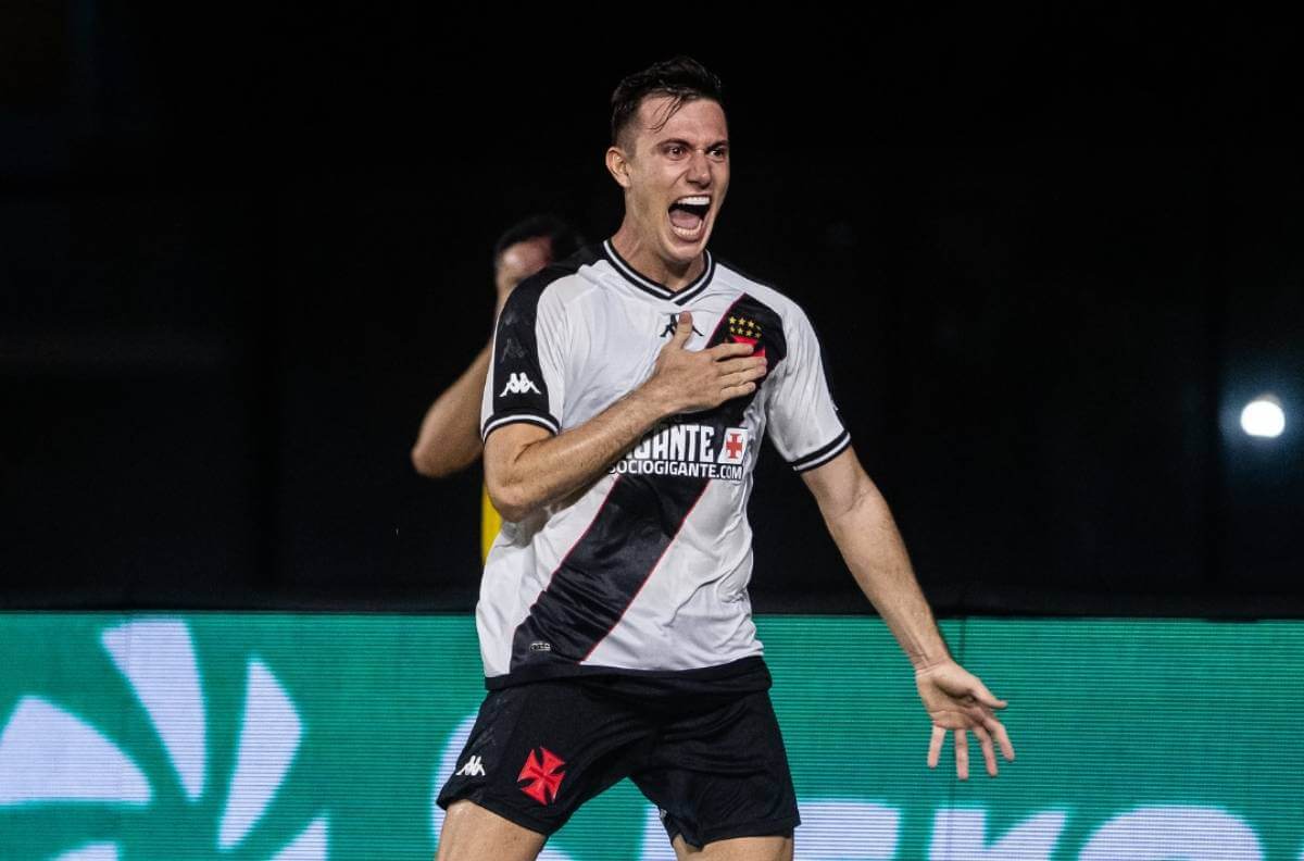 Lucas Piton comemorando gol contra o Água Santa-SP