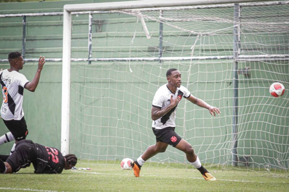 Luiz Gustavo comemorando gol contra o Flamengo