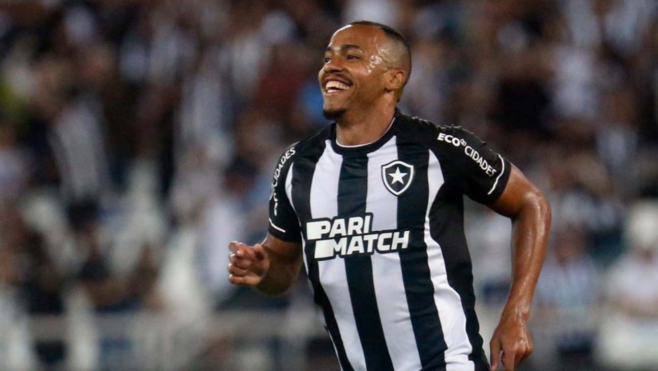 Marlon Freitas celebra gol pelo Botafogo