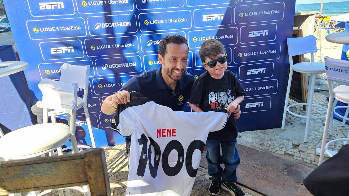 Nenê posa com a camisa do Vasco ao lado de Gui