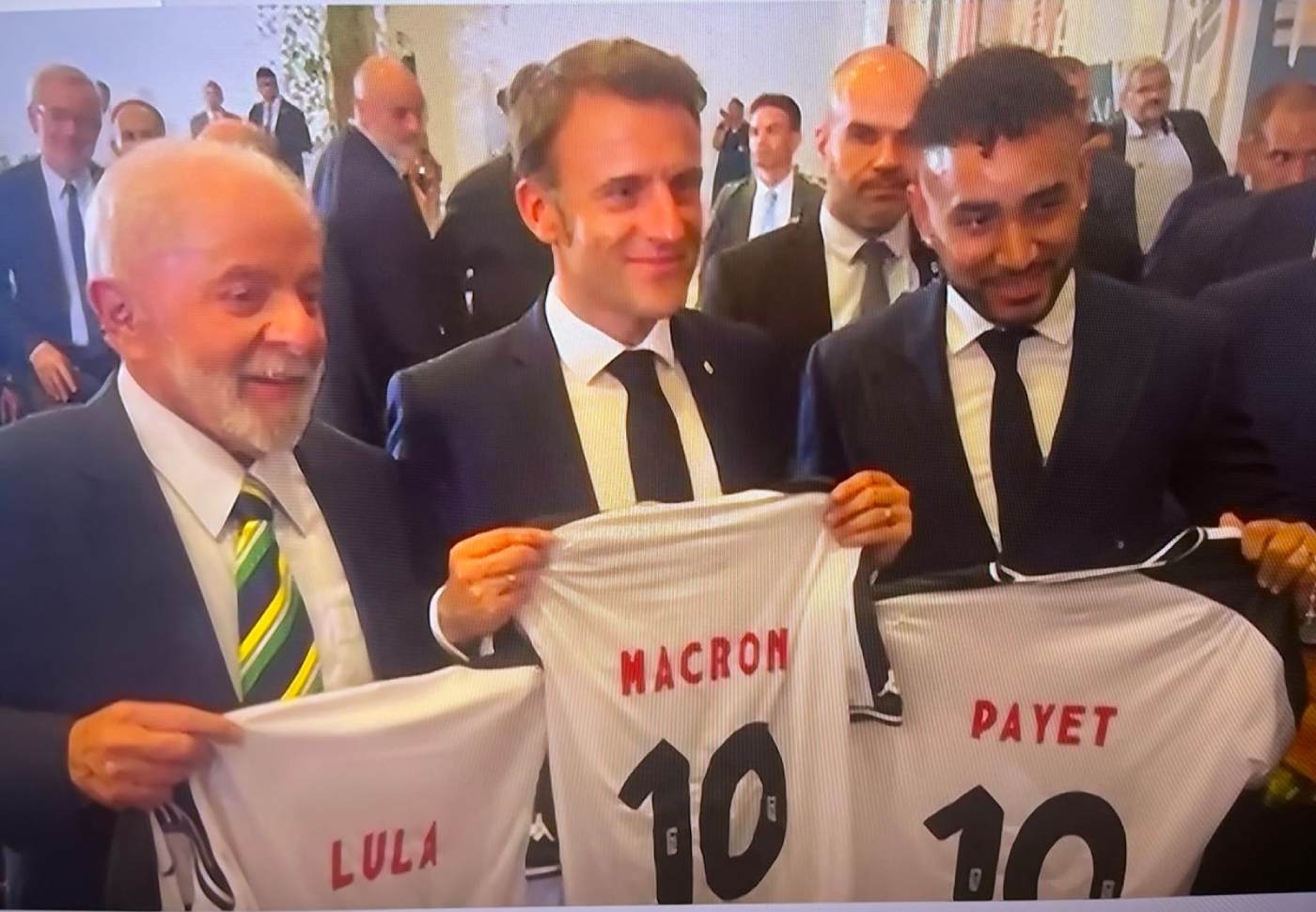 Payet, Lula e Macron com camisas do Vasco