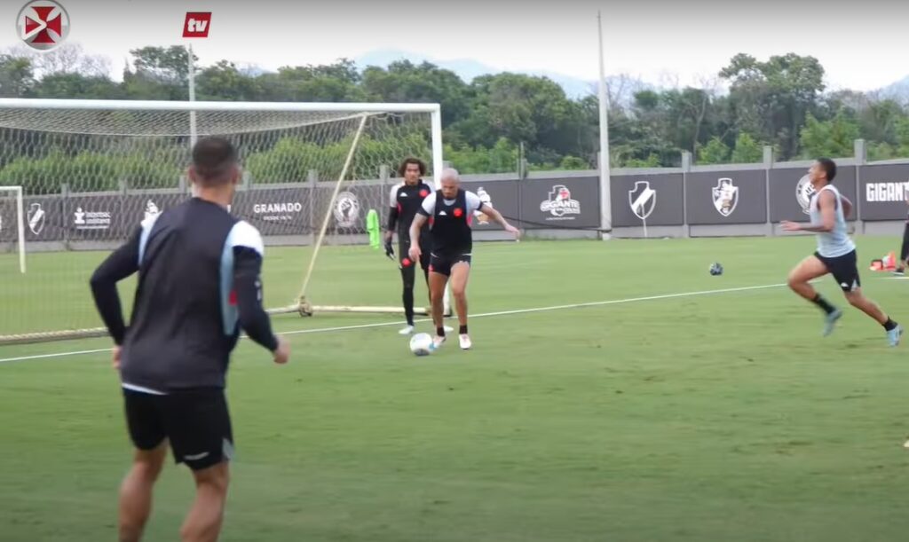 Phillipe Gabriel durante rachão no treino desta terça-feira