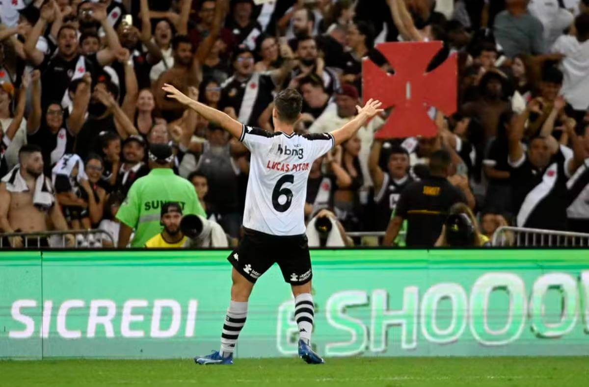 Piton comemorando gol contra o Nova Iguaçu