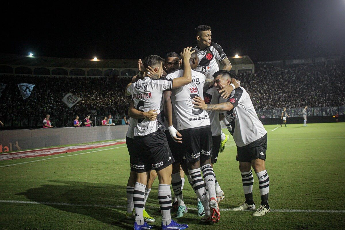 Jogadores do Vasco celebrando gol contra o Água Santa