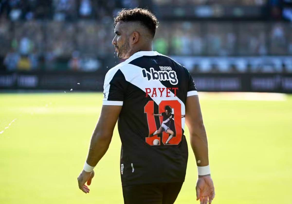 Dinamite é homenageado pelo Vasco em camisa de Payet