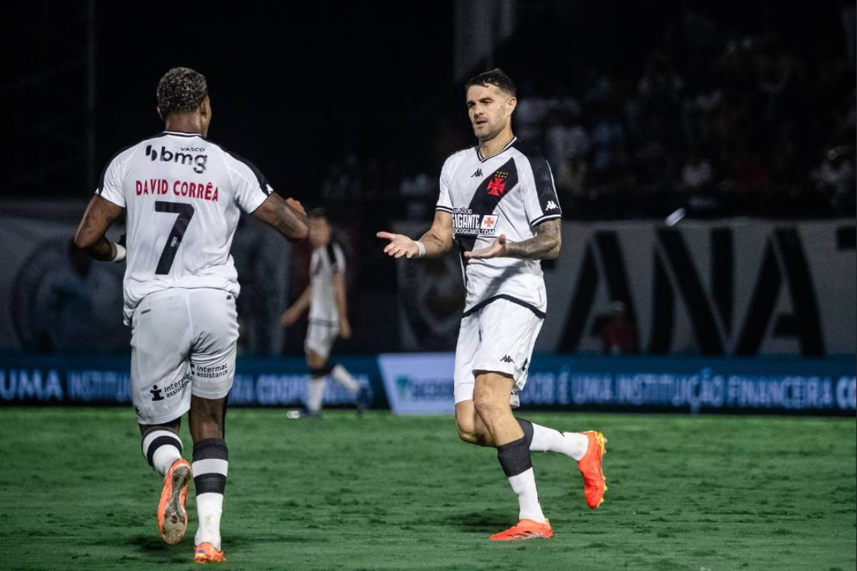 Vegetti e David comemorando gol contra o Bragantino