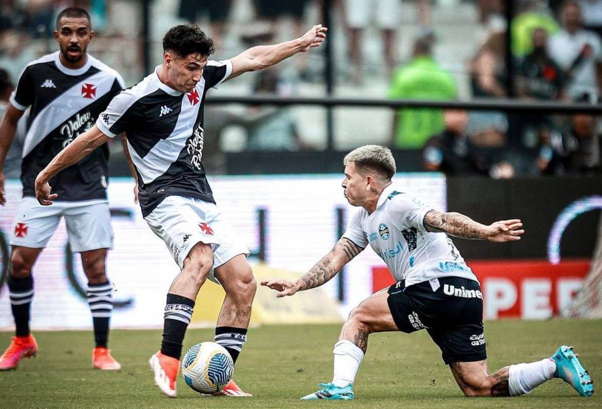 Galdames em lance contra Soteldo em Vasco x Grêmio