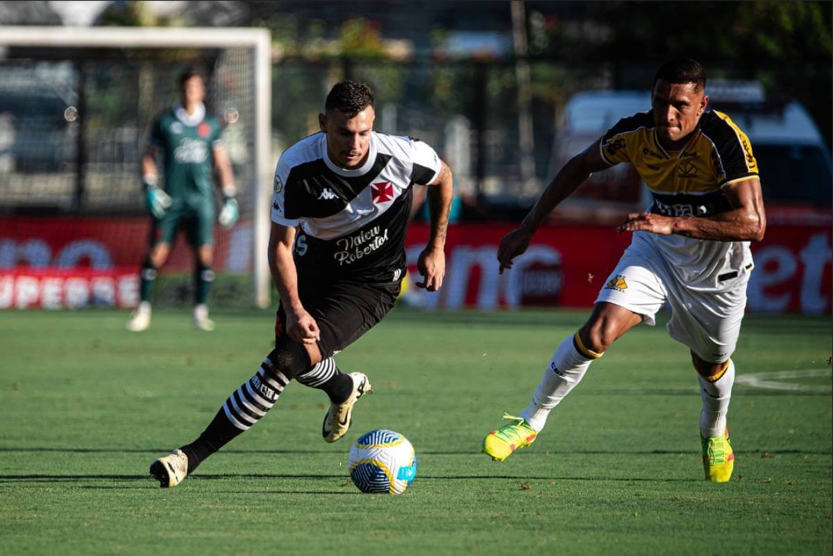 Hugo Moura em jogo contra o Criciúma