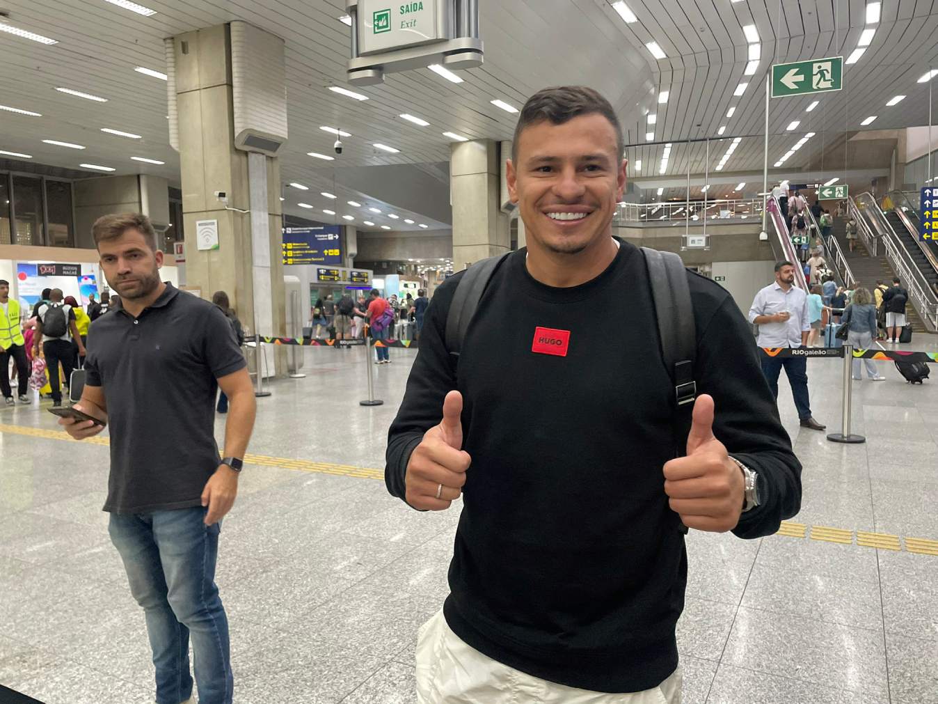 Hugo Moura chega ao Rio para assinar com o Vasco