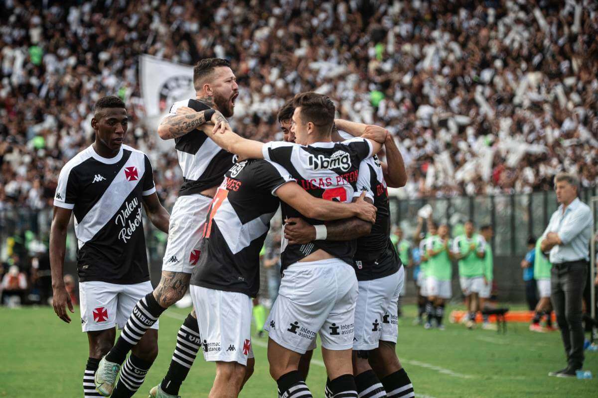 Jogadores do Vasco comemorando gol contra o Grêmio