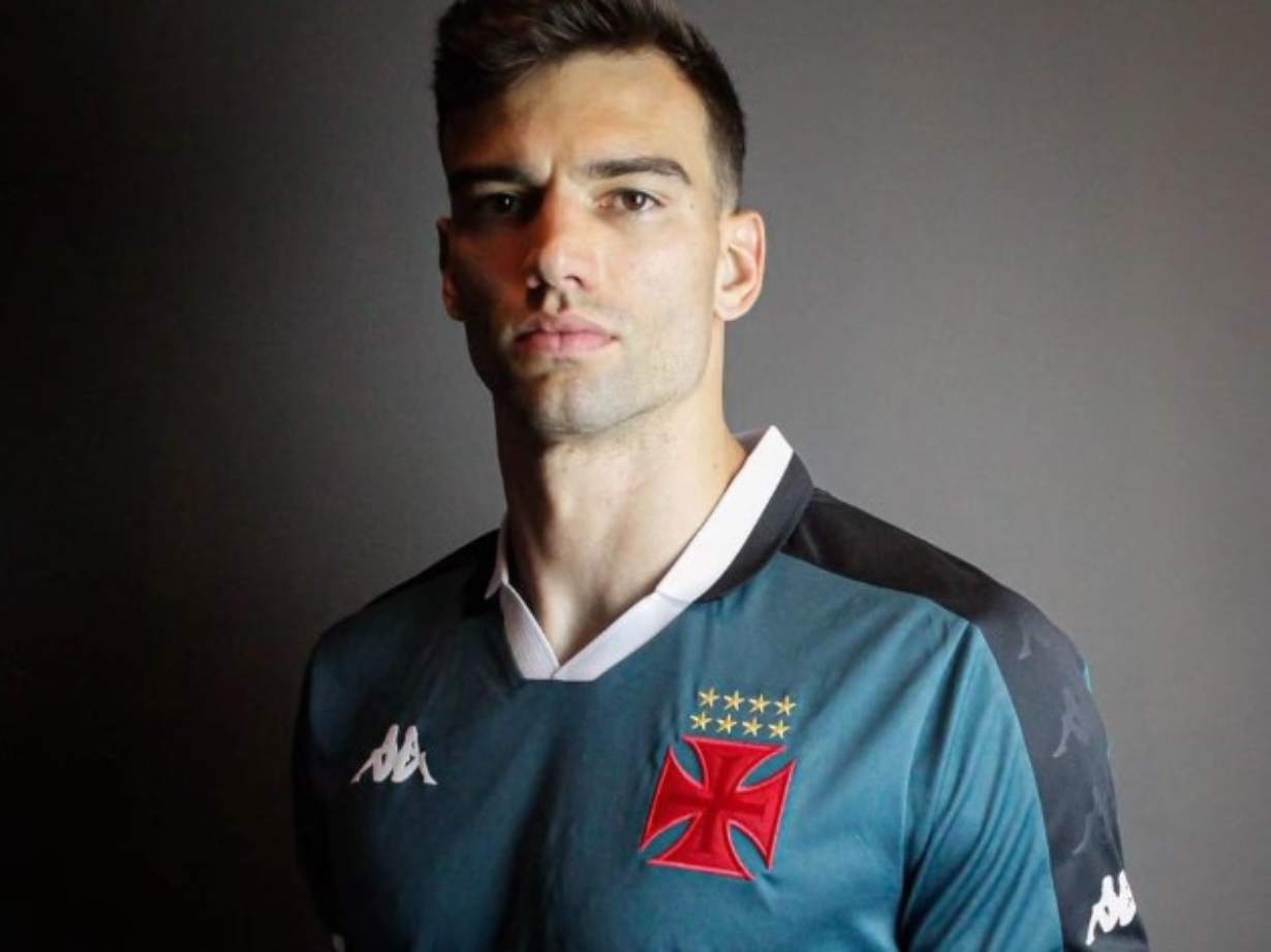 Léo Jardim como novo uniforme de goleiro