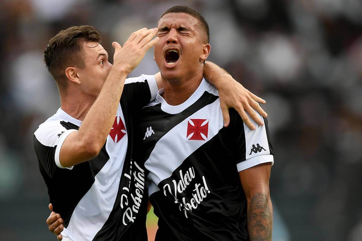 Mateus Carvalho e Piton comemorando gol pelo Vasco